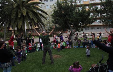 un momento dell'attività di educazione ambientale svolta dall'Ente Foreste un momento dell'attività di educazione ambientale svolta dall'Ente Foreste