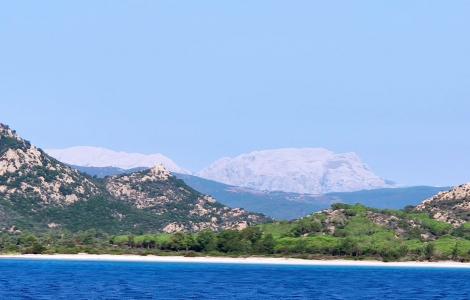 Montalbo, massiccio bianco ripreso dalla spiaggia di Berchida (foto G.Melis)