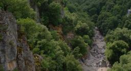 la zona lungo il Flumineddu dove si aprono gli ingressi; la foto è scattata dalla zona denominata S'utturu 'e su Sammucu sul versante di Urzulei. foto V.Corvo la zona lungo il Flumineddu dove si aprono gli ingressi; la foto è scattata dalla zona denominata S'utturu 'e su Sammucu sul versante di Urzulei. foto V.Corvo