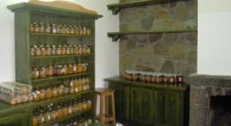 prodotti in vendita in una delle case del miele