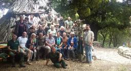 Gli ospiti francesi, riuniti davanti a un caratteristico Barraccu di Urzulei