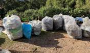 sacchi di rifiuti raccolti lungo il sentiero Italia